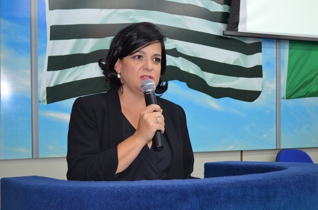 201853_FOTO - Carol questiona sobre construção em área pública